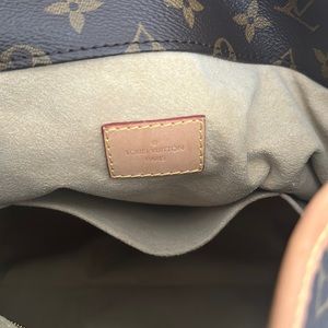 Louis Vuitton Artsy Bag (very gently used)